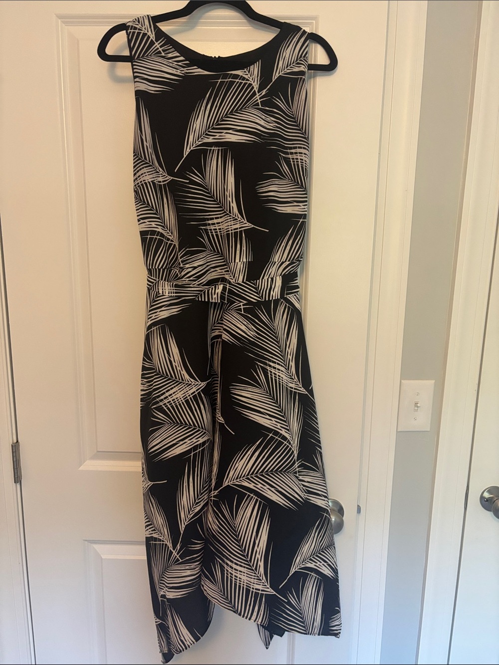 Karen Kane Black and White Palm-Print Sleeveless Midi Dress
